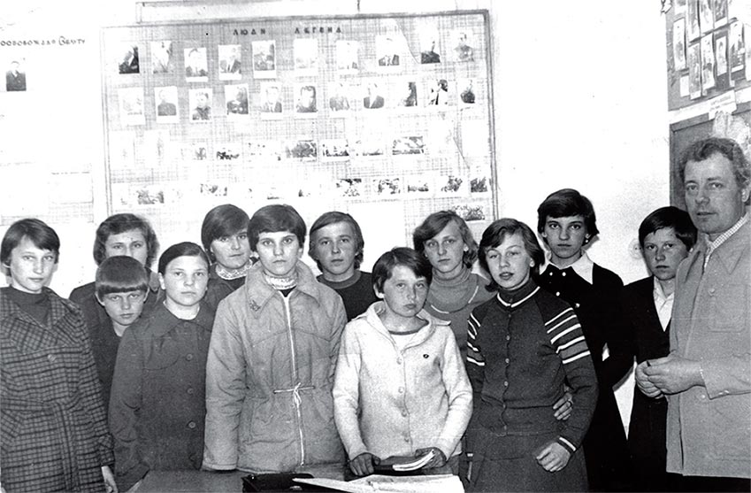Группа “Поиск” в Уголке боевой славы отряда “Борцы” перед планированием работы на 1980-1981 годы.