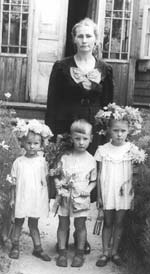 Анна Матвеевна с детьми